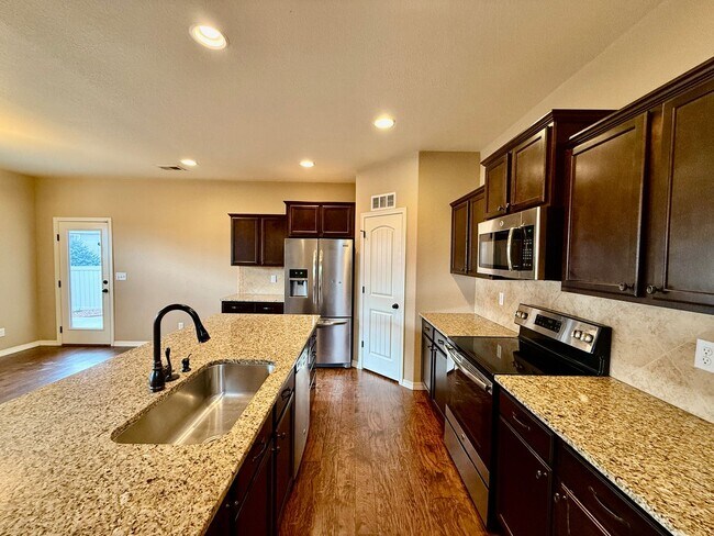 Foto del edificio - Beautiful Bedroom in Forest Meadows!