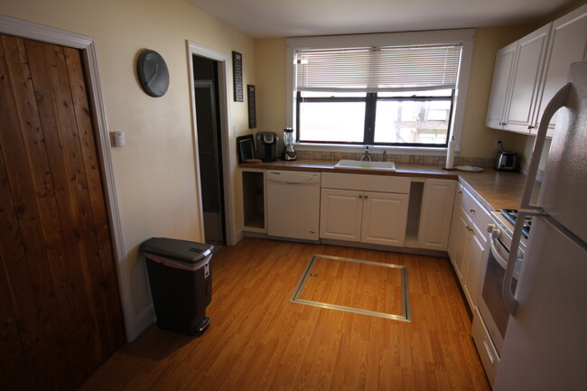 Kitchen 1 - 534 Park Ave