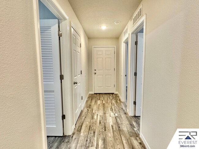 Building Photo - 10 Ryall Ln