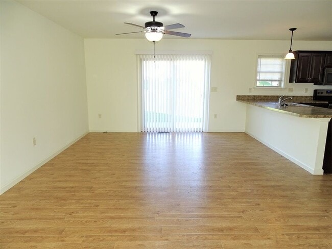 Building Photo - 303 Meadow View Dr