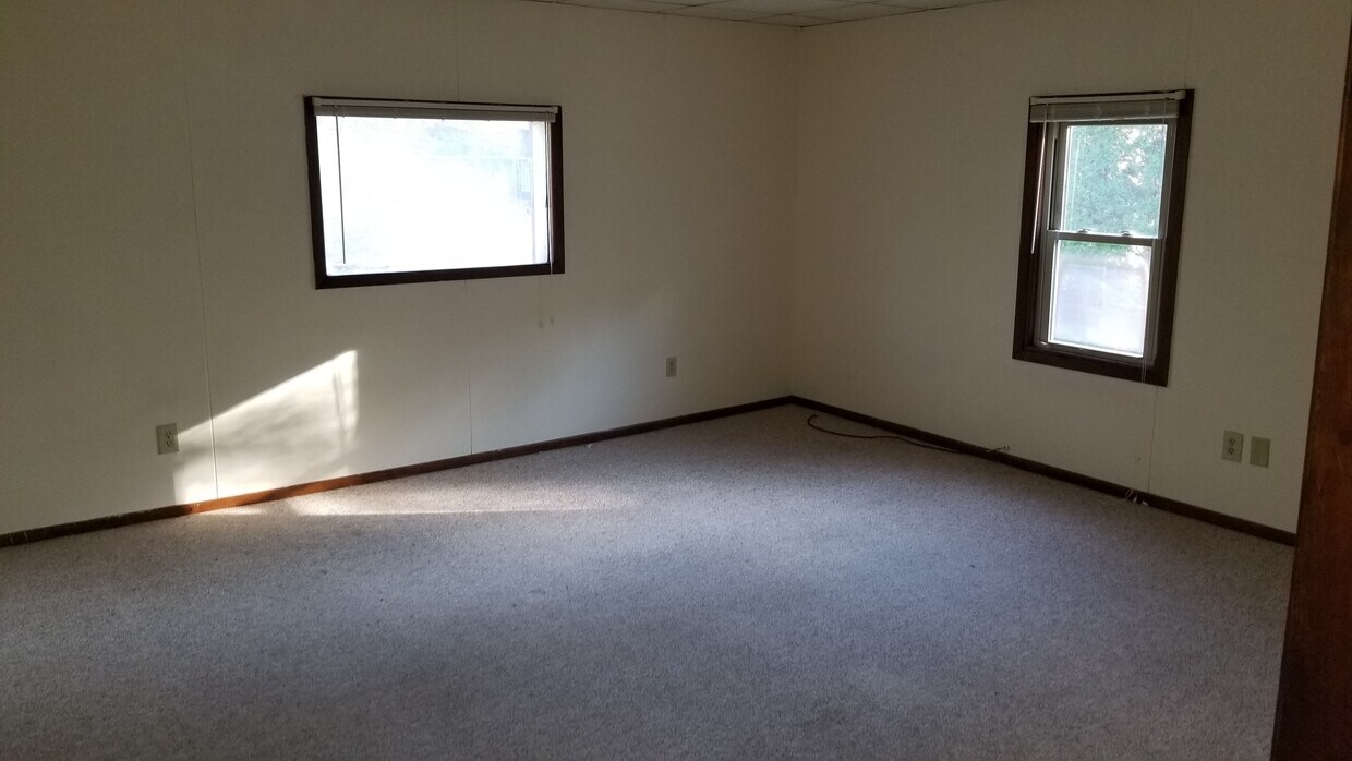 Large Family/Living Room - 331 E Vine St