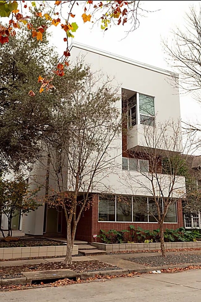 Building Photo - 4904 S Shepherd Dr