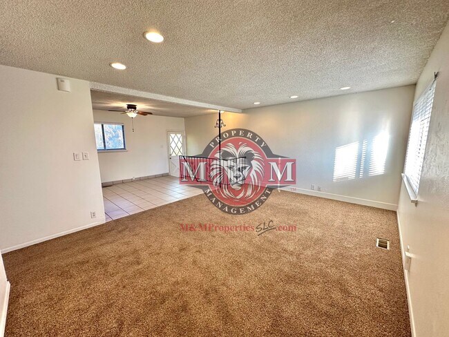 Foto del edificio - Remodeled 4 Bd Home with 23'x35' Heated Wo...