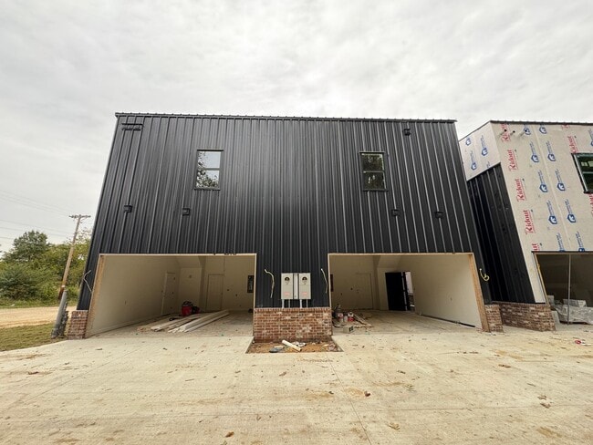 Building Photo - 321 Houghton St