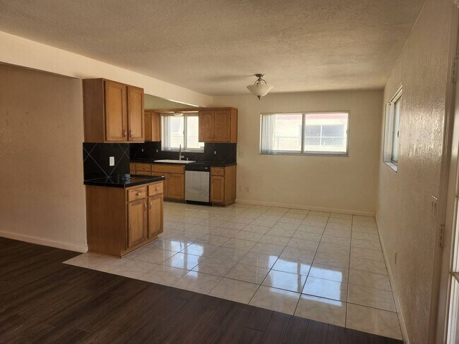 Foto del edificio - 4 Bedroom, 2 Bathroom Home!