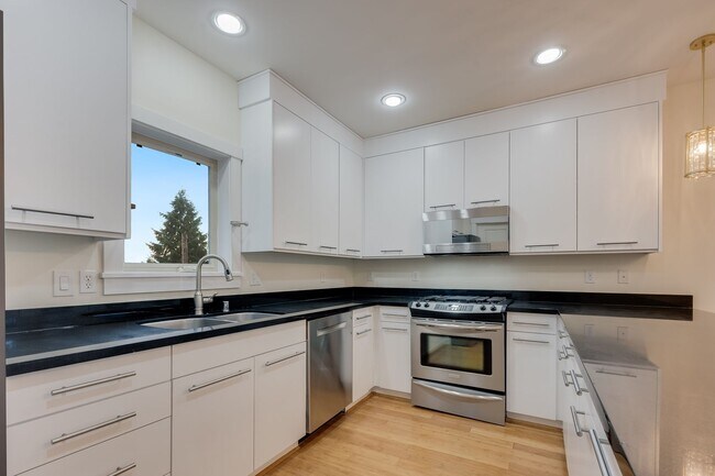 Building Photo - Winter Special $500 off First Month's Rent!