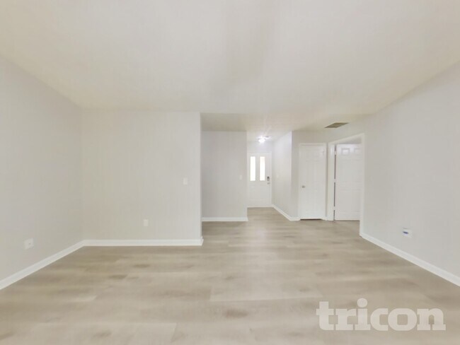 Foto del edificio - 270 Rosewood Dr