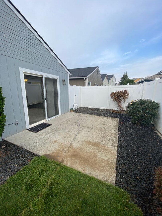 Building Photo - Peach103 (CWP)