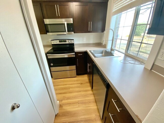 Foto del edificio - Large Updated 2 Bed, 1.5 Bath Townhouse w/ Washer & Dryer + Off-street Parking