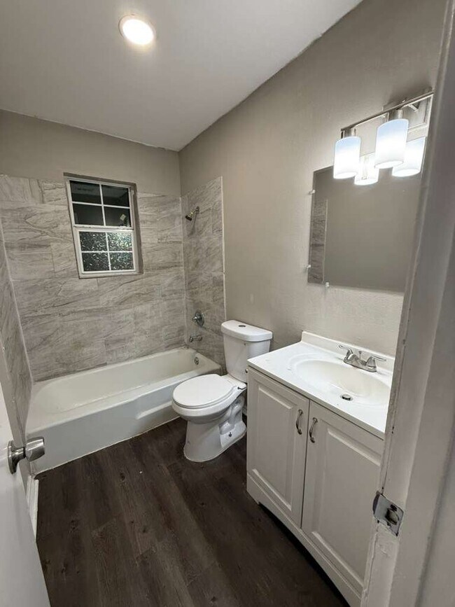 Foto del edificio - 2522 Normont Cir