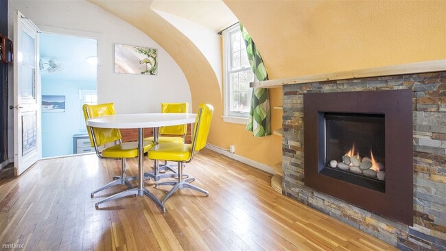 Foto del edificio - 1 br, 1 bath Duplex - 219 North Shields St...