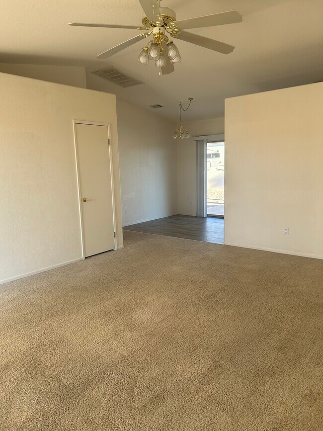 Sala de estar - 3720 Churchill Dr