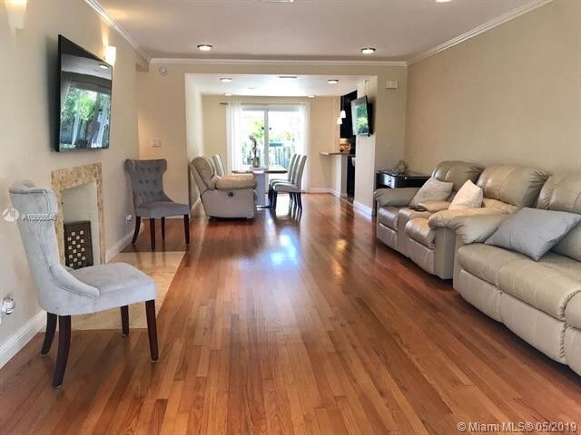 Foto del edificio - 9208  Byron Ave  9208