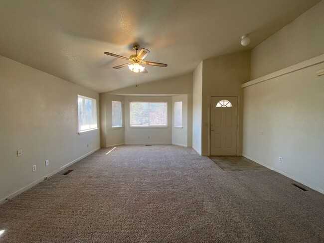 Building Photo - 3/2/2 Home in Sunridge