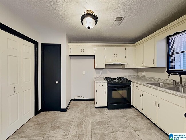 Building Photo - 2292 Cheshire Dr