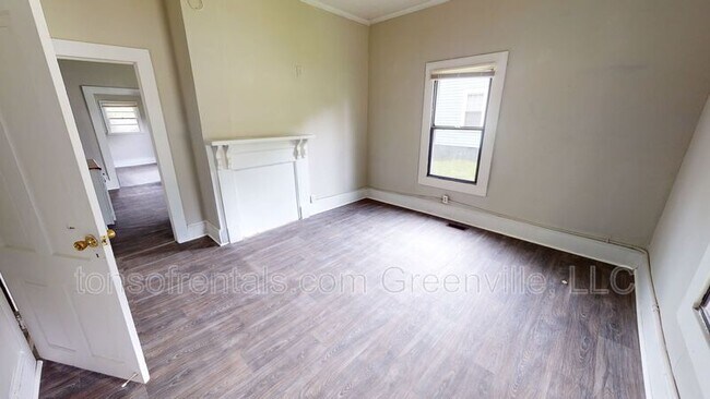 Foto del edificio - 579 Saxon Ave