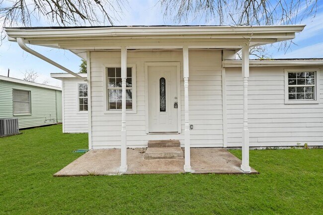 Building Photo - 1326 W 6th St