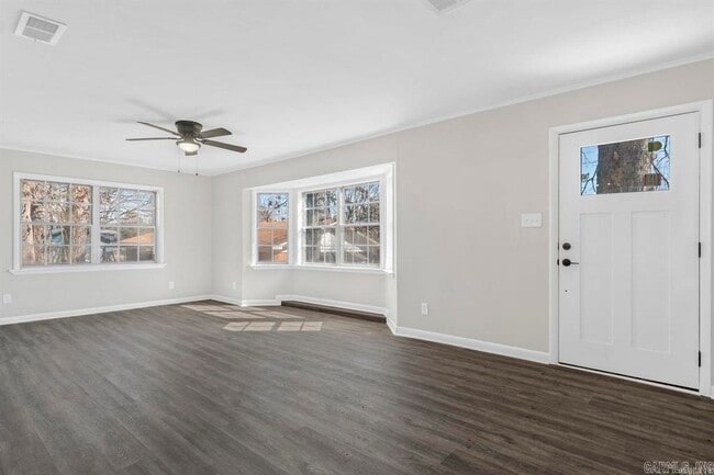 Building Photo - 2014 W Lakeview