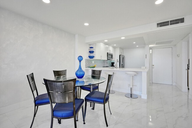 Building Photo - 6 Royal Palm Way