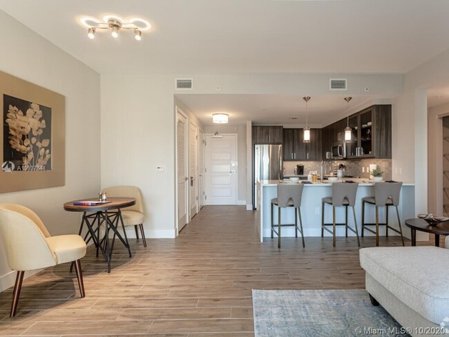 Foto del edificio - 7400 N Kendall Dr