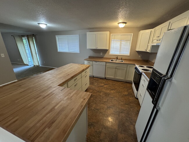 Photo - Lake Oswego 3bdrm House