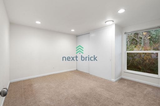 Building Photo - 2 BED & 1.75 BATH FOR RENT