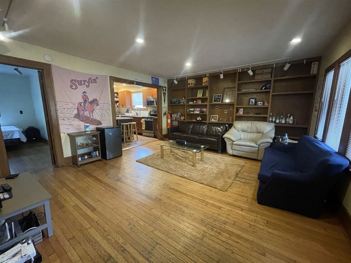 Primary Photo - 6 br, 2.5 bath House - 340 S Division St