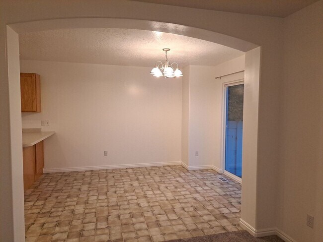 Foto del edificio - End unit townhome with basement suite!! Ask for move in promotion!