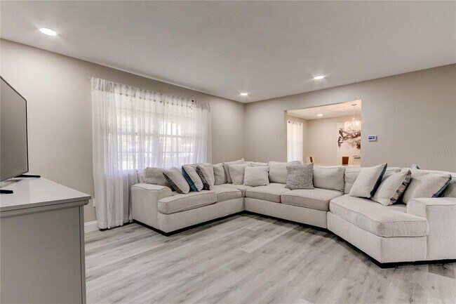 Foto del edificio - 2451 Channing Cir