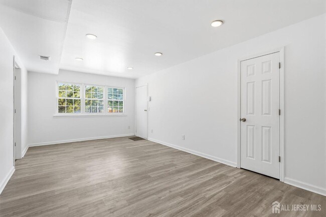 Building Photo - 125 College Dr