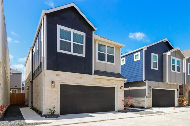 Foto del edificio - 9815 Rugged Oaks Dr