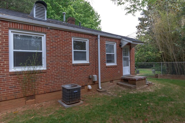 Building Photo - Charming Irving Park Duplex updated 2 bedr...