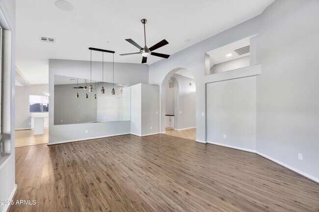 Foto del edificio - 7446 E Glenn Moore Rd