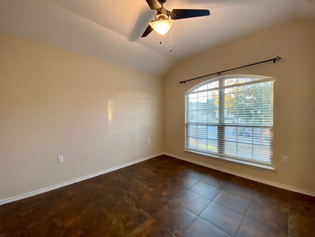Building Photo - Stunning 3 bed room 2 bathroom in South Ea...