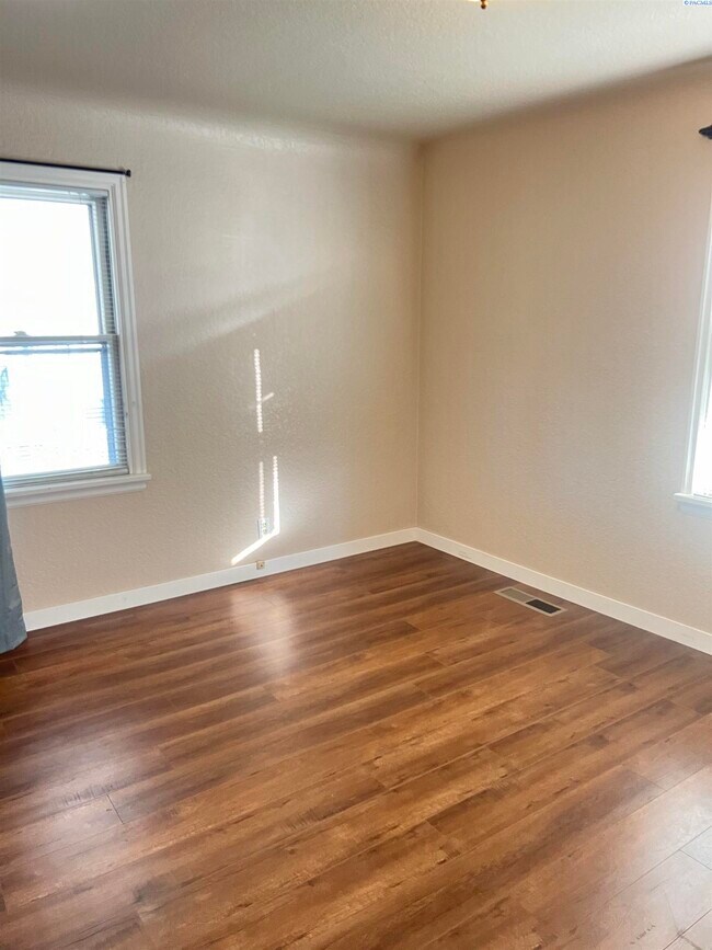 Building Photo - Rural Rental with horse space available.