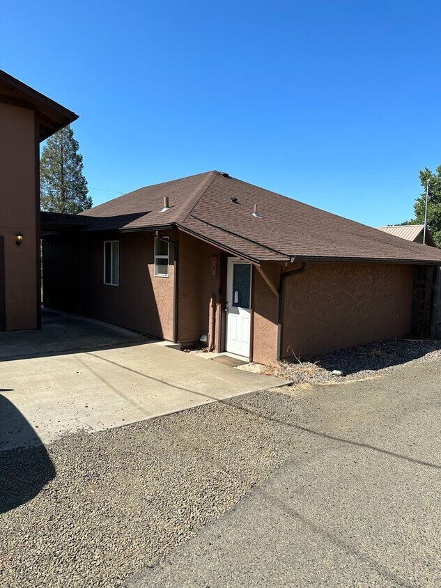 1010 NE Malheur Ave Unit MANJ1010, Roseburg, OR 97470 Room for Rent