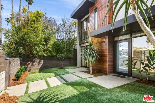 Building Photo - 828 Venezia Ave