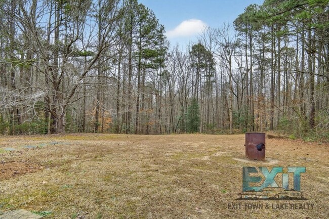 Building Photo - 3 Bedroom, 1 Bath Home Available