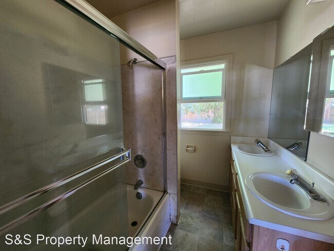 Building Photo - 2 br, 1 bath House - 1721 Michigan Blvd.