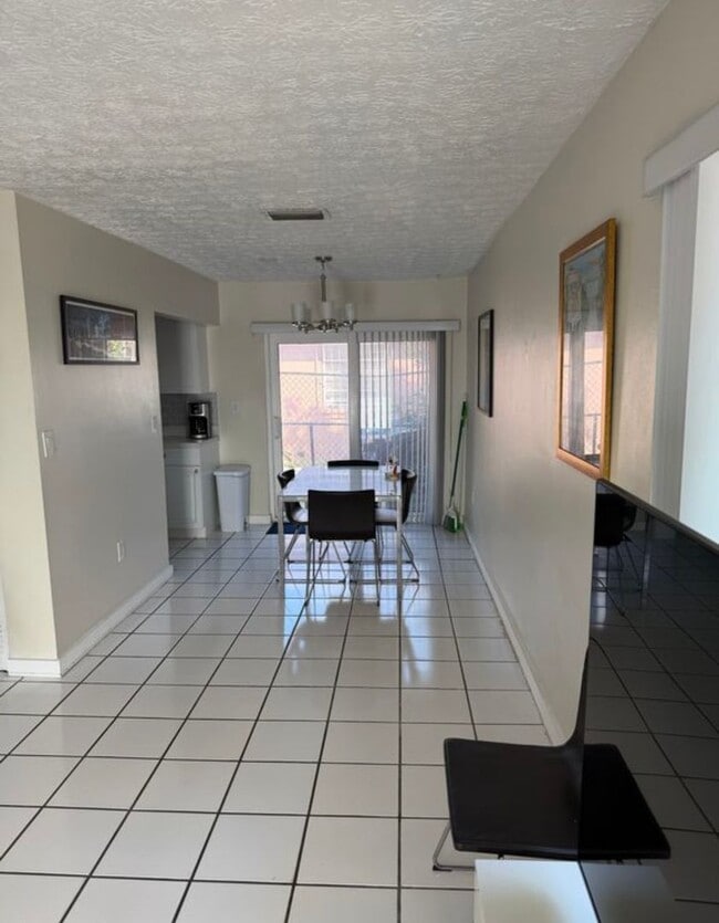 Building Photo - Private Bedroom w/ Private Bath in Spacious 1,100 Sq Ft Home – Prime Location