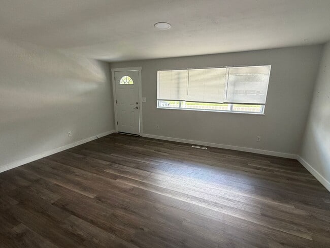 Building Photo - Updated 3 bedroom/2 Full Bath Huber Heights Ranch