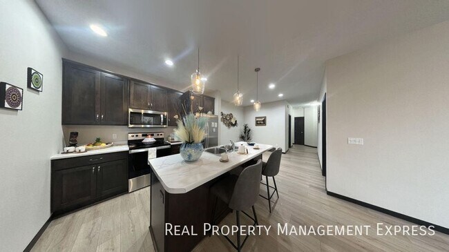 Foto del edificio - Spacious 3 Bed 2 Bath Townhome