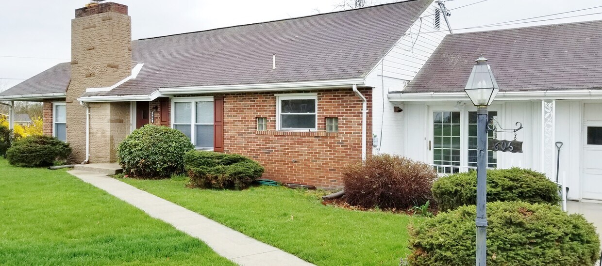 Foto principal - 606 E Main Street Ext