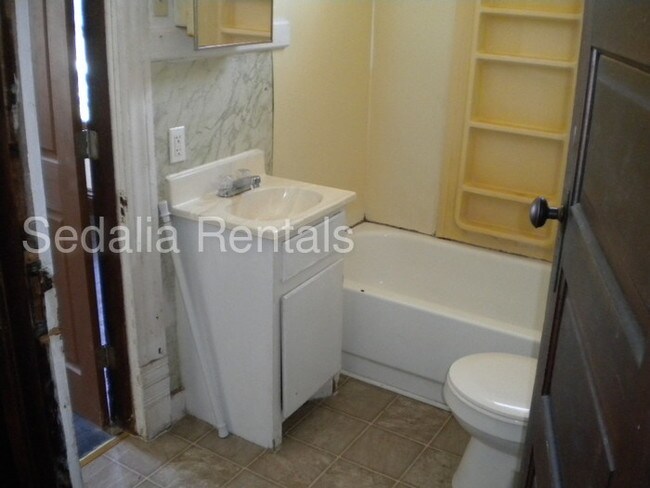 Building Photo - Pet friendly 3 bedroom