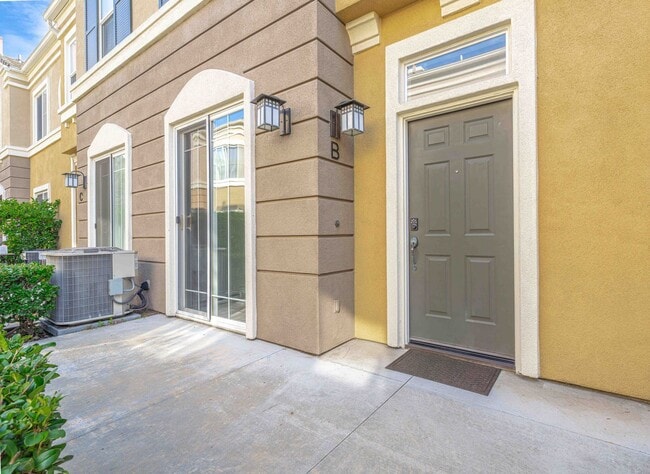 Foto del edificio - Stunning Upgraded Tri-Level Condo in South Coast Metro’s Exclusive Vantage Community