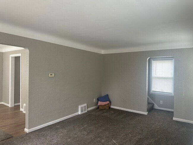 Foto del edificio - Three bedroom house with garage