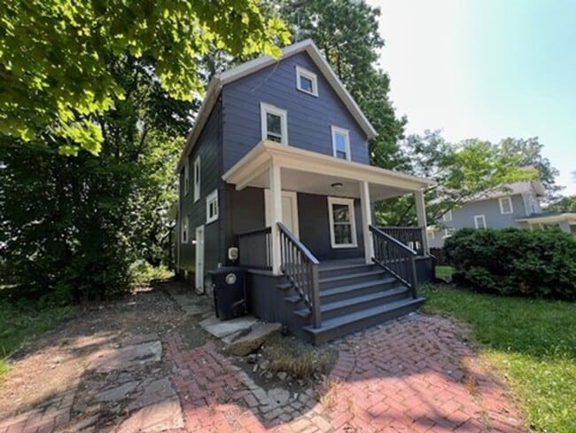 Building Photo - 353 Talbot Ave