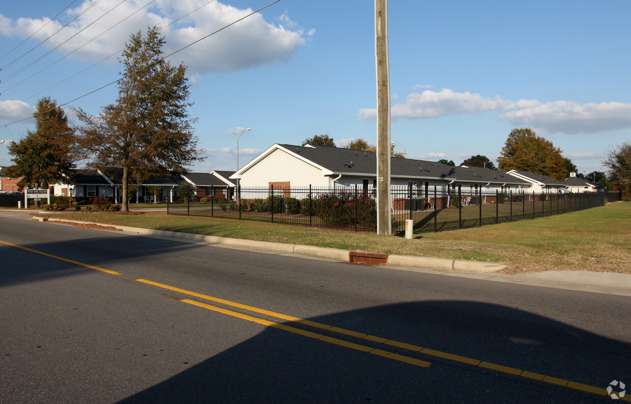 Building Photo - Four Oaks Village Apartments