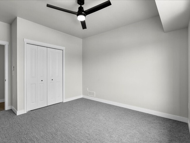 Building Photo - 8 Jaro Wy