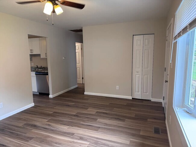 Foto del edificio - 319 Hickory Dr